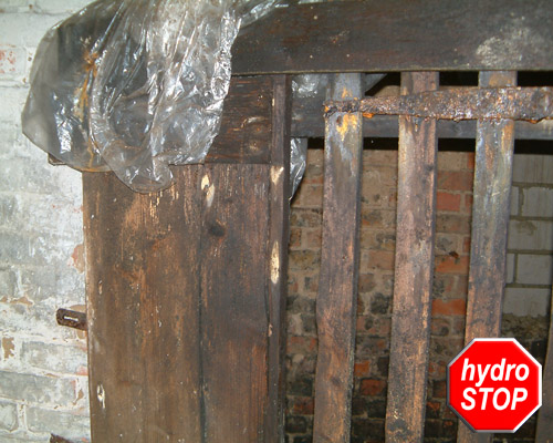 Eine Holztür in einem vernachlässigten (stillgelegten) Keller in Hannover
